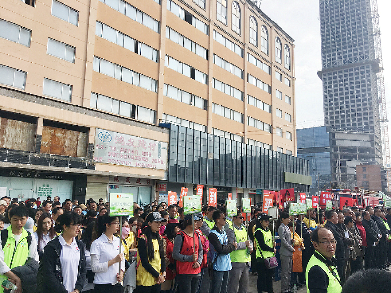 2017年3月5日，是我國(guó)第54個(gè)學(xué)雷鋒紀(jì)念日。3月份的春天萬(wàn)物復(fù)蘇，百花齊放。陽(yáng)光透過(guò)淡薄的云層照耀著大地，它的萬(wàn)道金光愉快地普照著萬(wàn)物。春風(fēng)拂面,是那么清柔,那么親切,就像是雷鋒的精神一直溫暖著、鼓舞著我們!